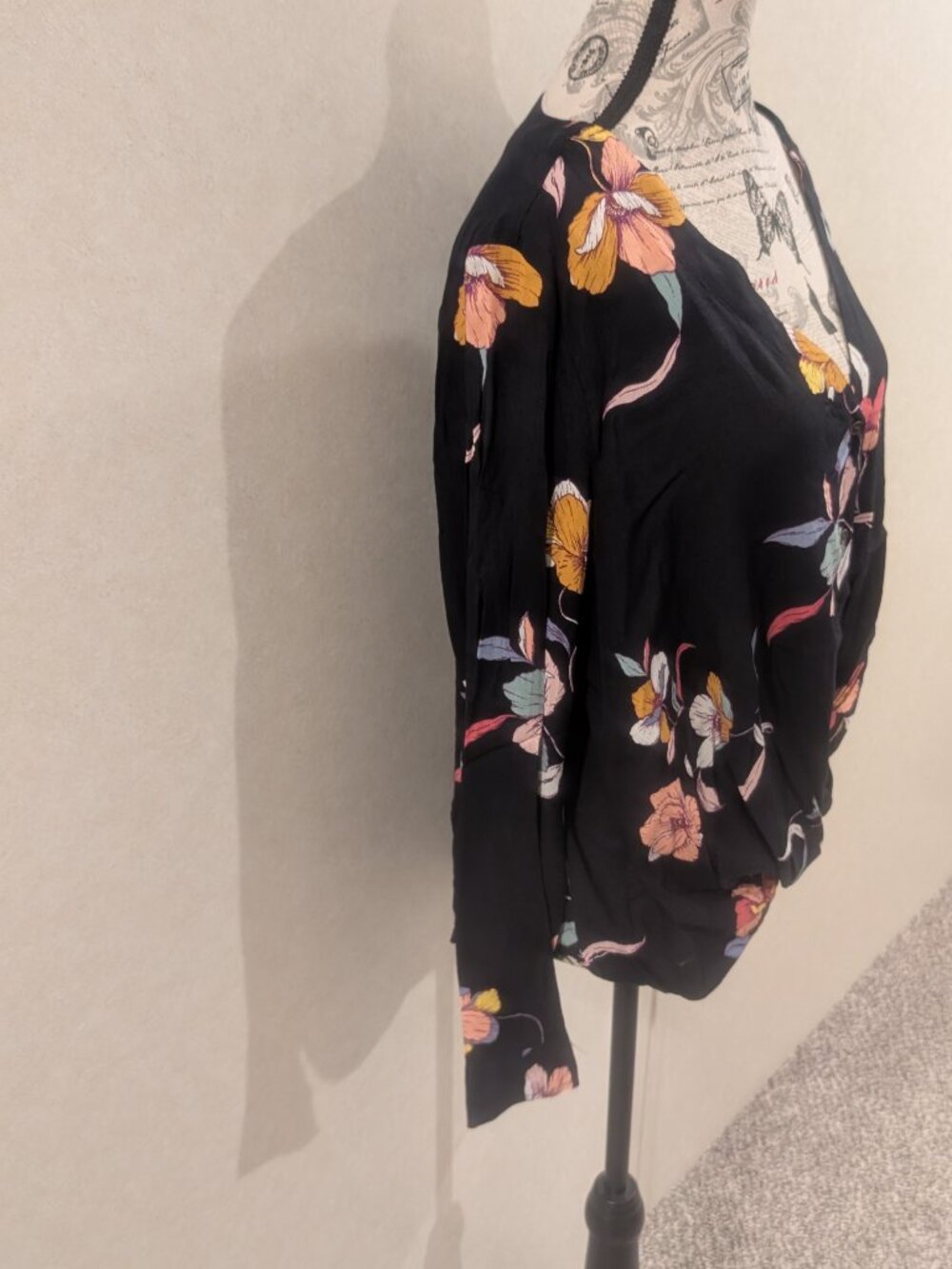 a.n.a Black Floral Wrap Front Tunic Blouse L Rayon V-Neck Surplice Boho - Picture 4 of 10